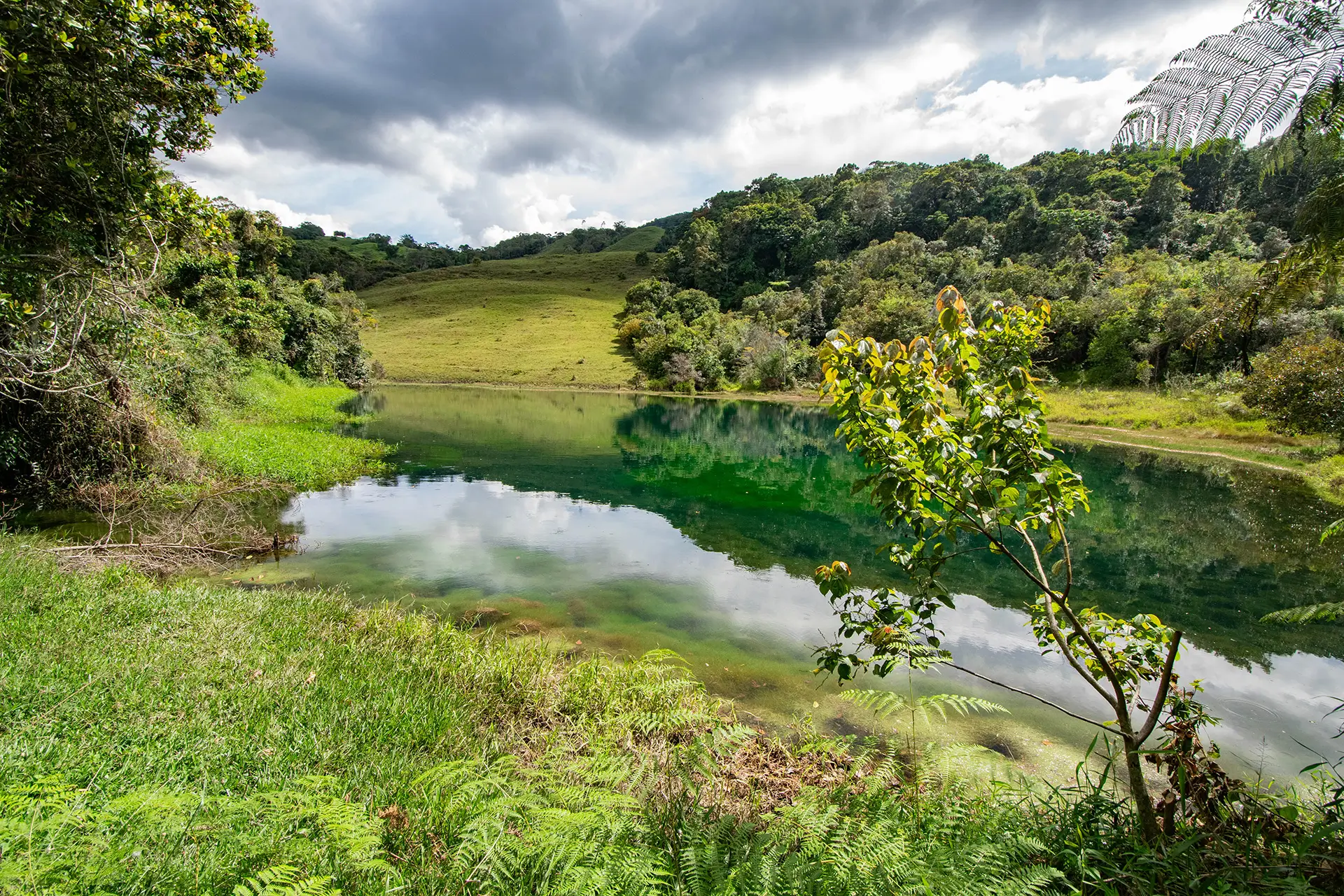 lago de agua cristalina