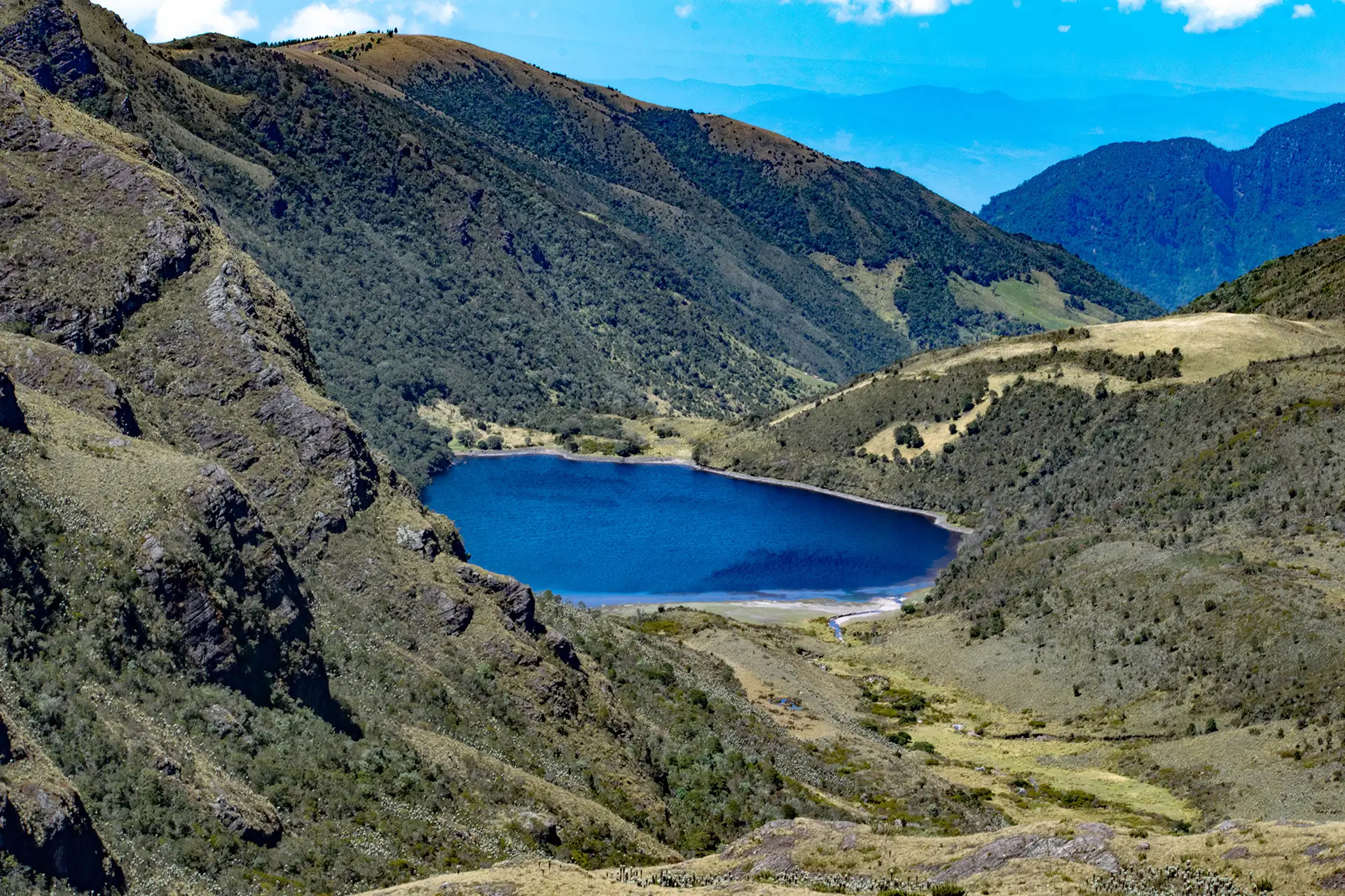 laguna en la montaña