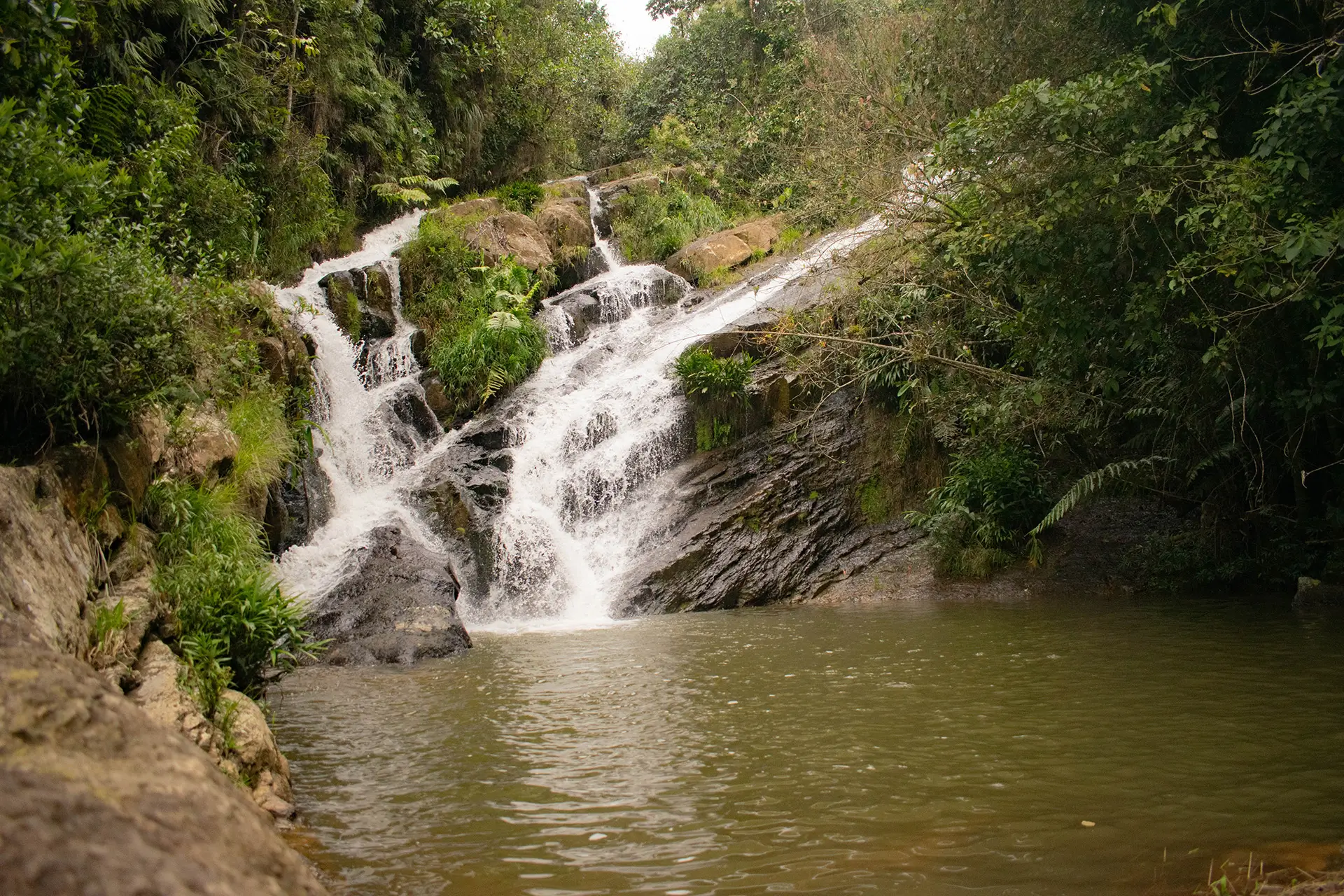 agua cayendo en lajas al pozo